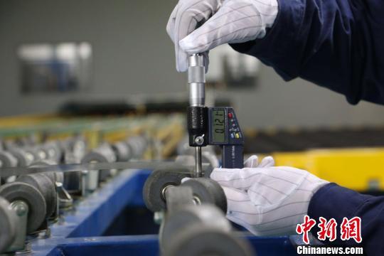 中国科学家彭寿率领他的团队最新研发的世界最薄玻璃,厚度仅有0.